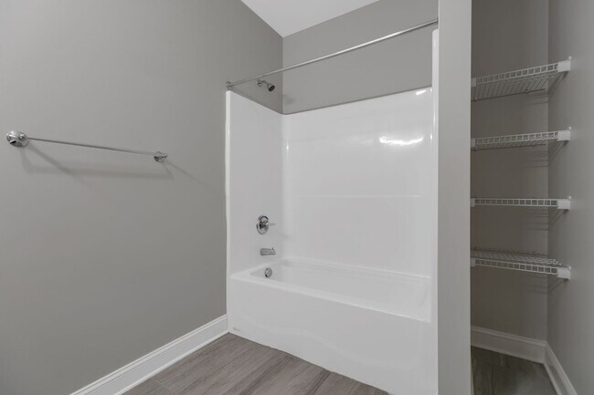 Building Photo - Stunning 1 Bedroom Luxury Apartment with T...