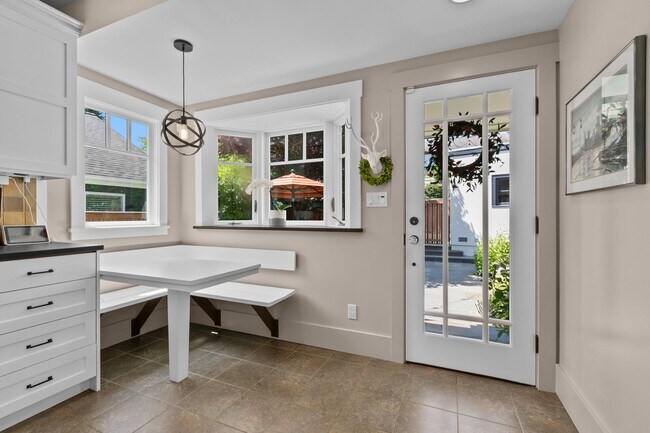 Building Photo - 3bd/1.75ba Seattle Home