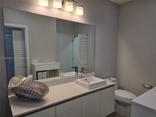 Building Photo - 1600 SW 1st Ave