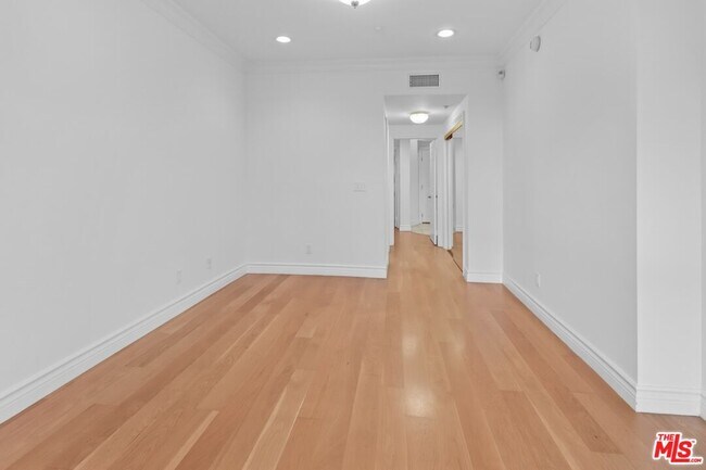 Building Photo - 121 N Almont Dr