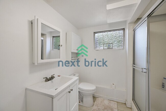 Building Photo - Charming 3-Bedroom Edmonds Home with 2 Full Baths and Spacious 1982 Sq. Ft. Living Space!