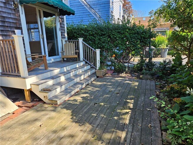 Building Photo - 10 Cherry St