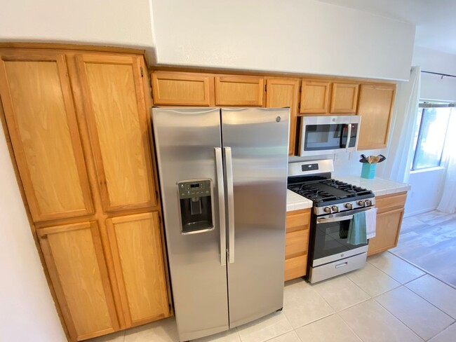 Building Photo - FULLY FURNISHED GREAT 2 BEDROOM! ALL APPLI...