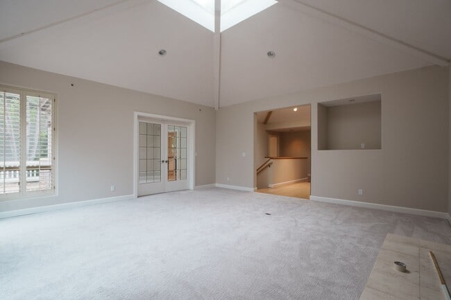 Building Photo - Spectacular 3 bed/3 bath home, gated community, walk to town!