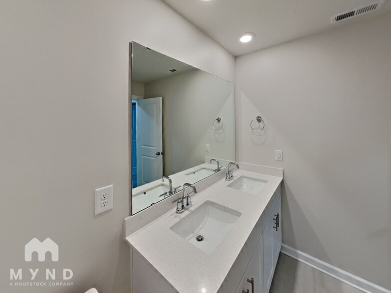 Building Photo - 3325 Lisburn St