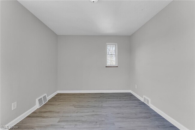 Building Photo - 494 E 222nd St