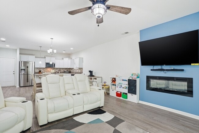 Building Photo - 17 Crown Ct