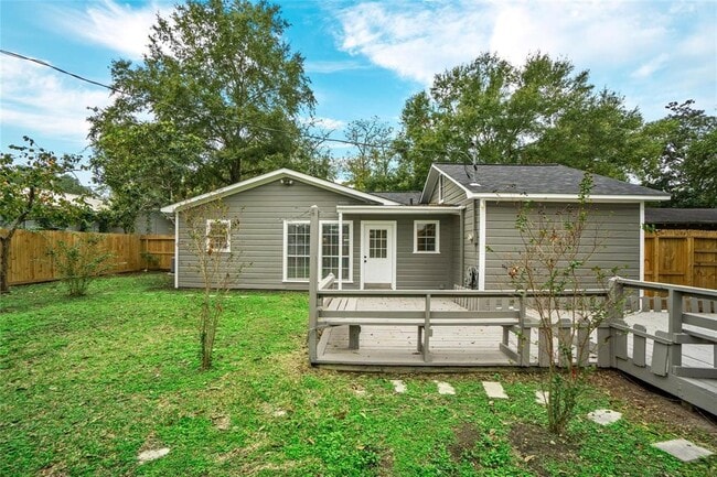 Building Photo - 1110 Woods Dr
