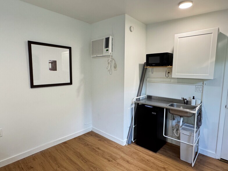 Kichenet - 400 NE 110th Ter