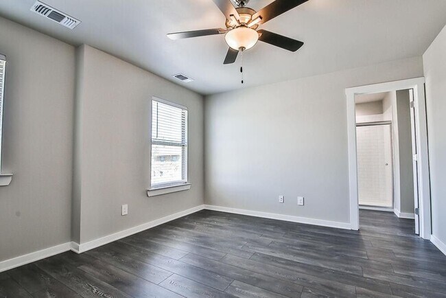 Building Photo - 208 Lake Ct