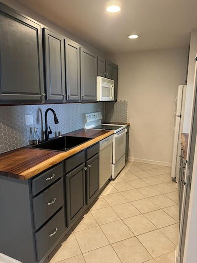 Building Photo - 1 Bed 1 Bath Close to Lake Murray