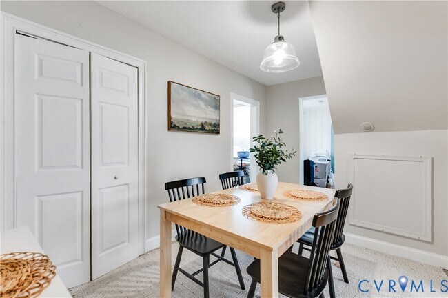 Building Photo - 2103 Pinetree Dr