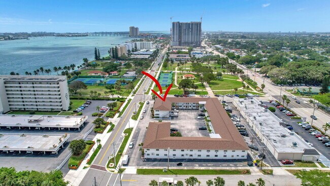Building Photo - 810 Lake Shore Dr
