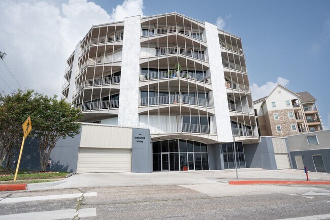 Building Photo - 823 S Water St