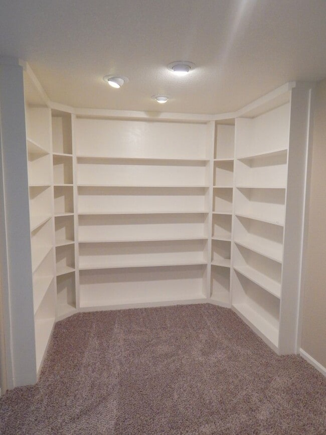 Building Photo - 203 Cleopatra St