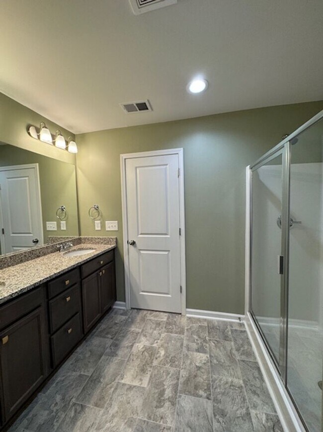 Building Photo - Charming 3-Bed, 2.5-Bath - Energy-Efficient Townhome in Simpsonville.  Discover your dream home i...