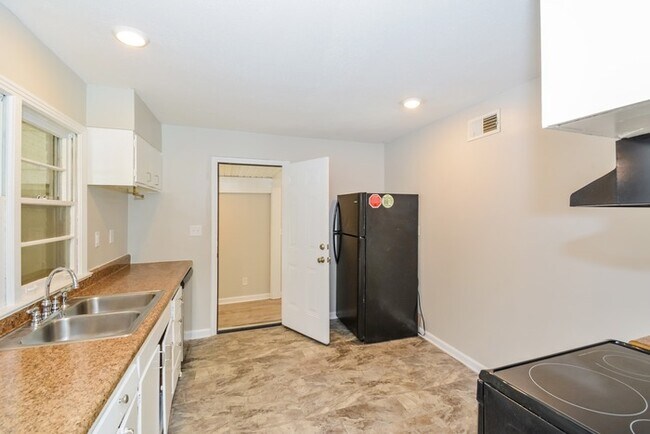 Building Photo - 3 Bedroom in Clarksville!