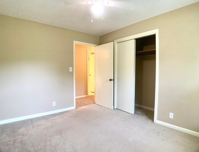 Building Photo - 339 Lake Ct Dr