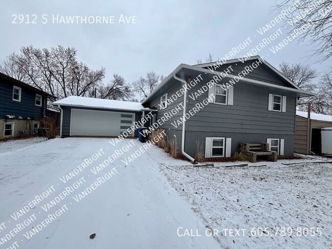 Building Photo - Charming Split Level 4 Bedroom Home With F...