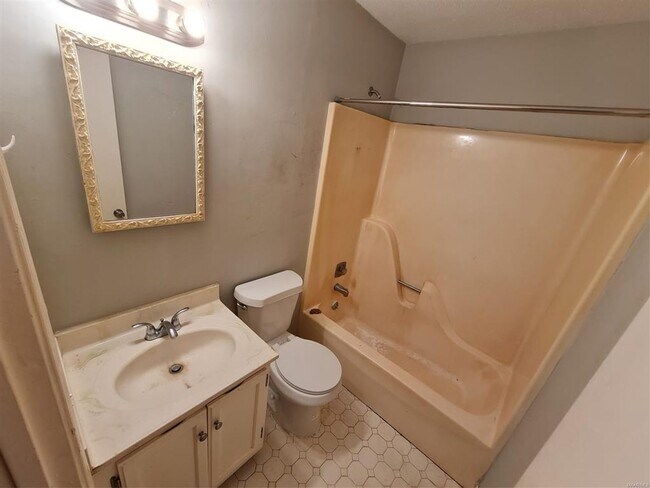 Building Photo - Charming 3-Bed, 2-Bath Townhouse in the He...