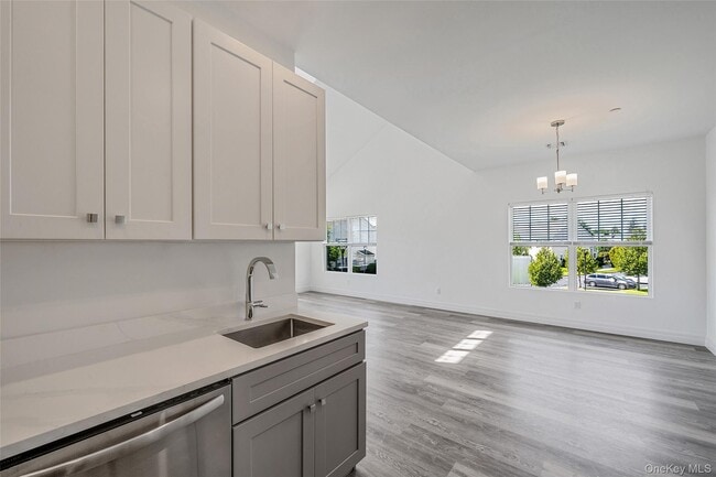 Building Photo - 725 Eastview Dr