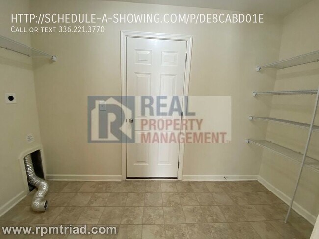 Building Photo - 3 Bedroom / 2.5 Bath Home Available Now!