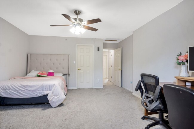 Building Photo - Stunning and Spacious 3 Bedroom 2.5 Bath C...