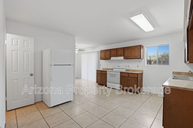 Building Photo - 238 E Vine Cir