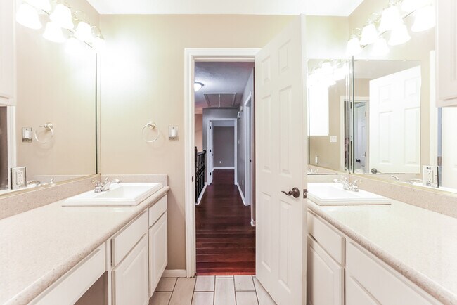 Building Photo - 411 S Cypress Estates Cir