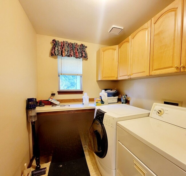 Building Photo - Stunning 4bd centrally located in desirable Ridgetop area