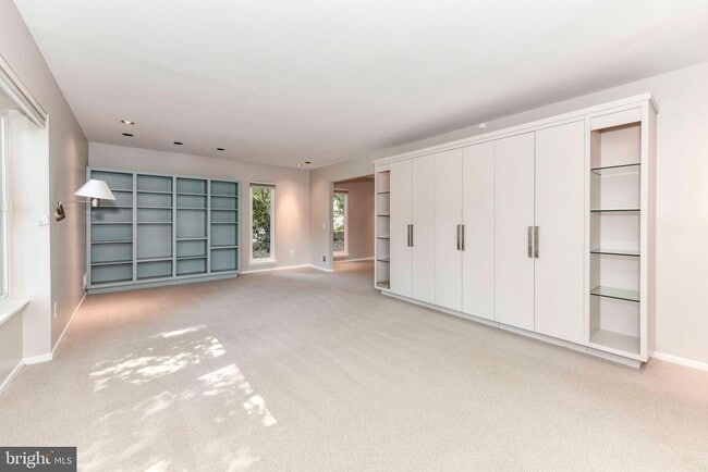 Building Photo - 3318 Mantua Dr