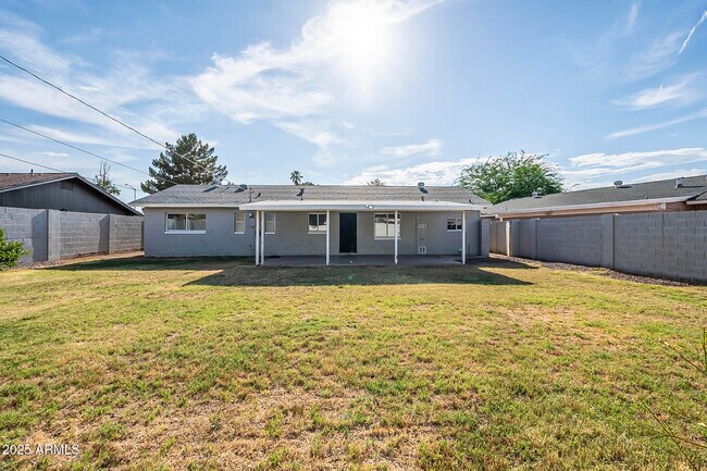 Building Photo - 481 N Sunset Dr