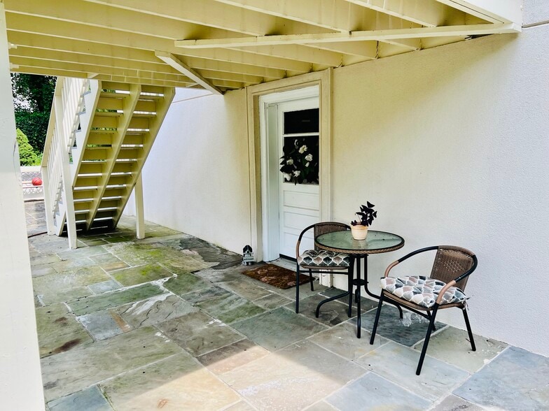 Building Photo - 129 Crisfield St