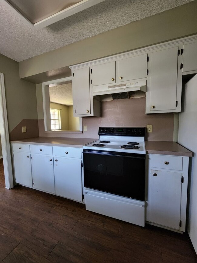 Building Photo - Recently remodeled 3 bedroom, 2 bath brick home