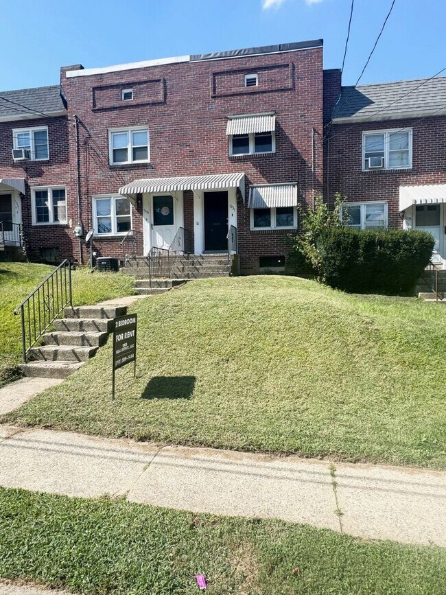 Building Photo - 2 Bedroom Townhome with Detached Garage