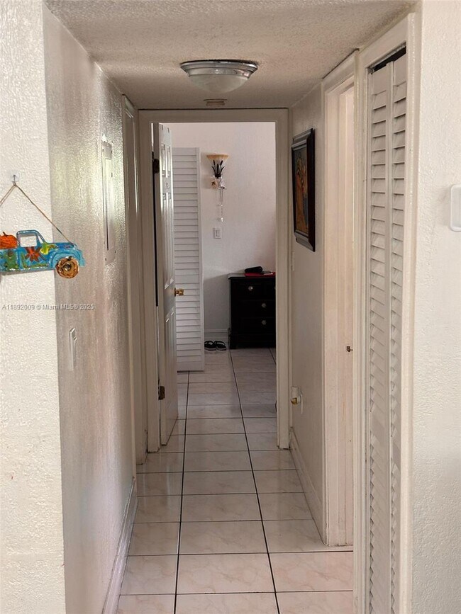 Building Photo - 2565 W 56th St