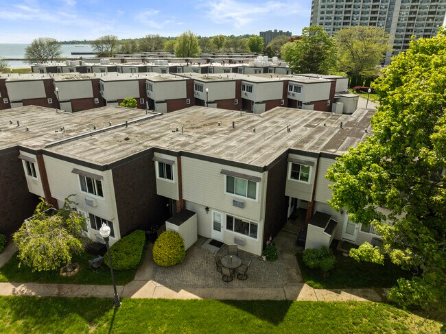 Building Photo - 211 W Walk
