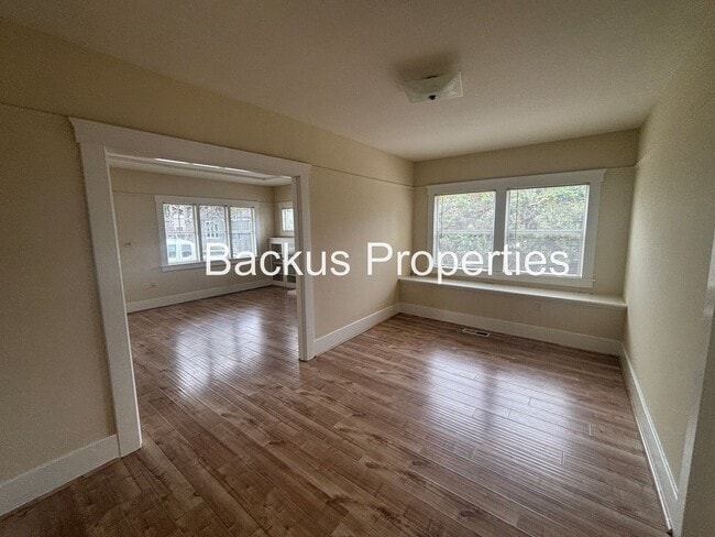 Building Photo - Three bedroom cottage less tha two blocks ...