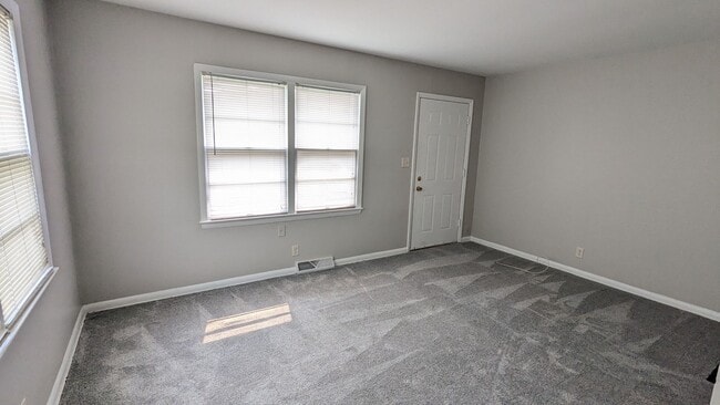 Building Photo - West end duplex, walking distance to every...