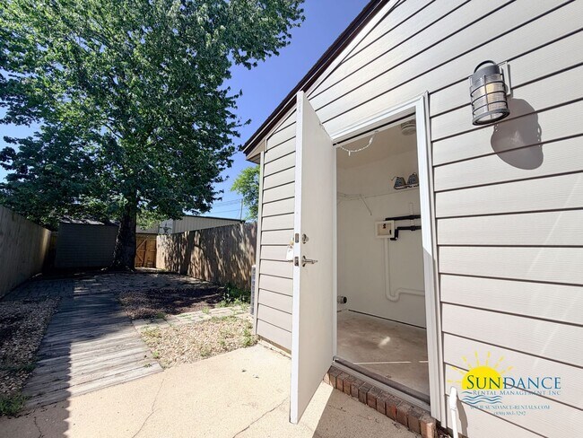 Building Photo - Charming 2BR townhome just steps from beautiful Cinco Bayou in Fort Walton Beach!