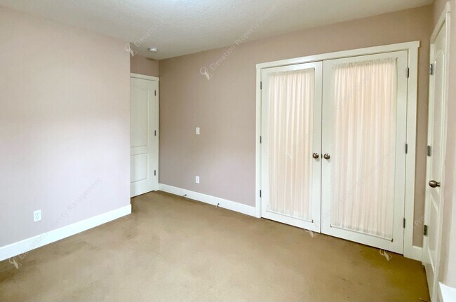 Building Photo - Single-level 3 BR-2BA Home in SE Bend