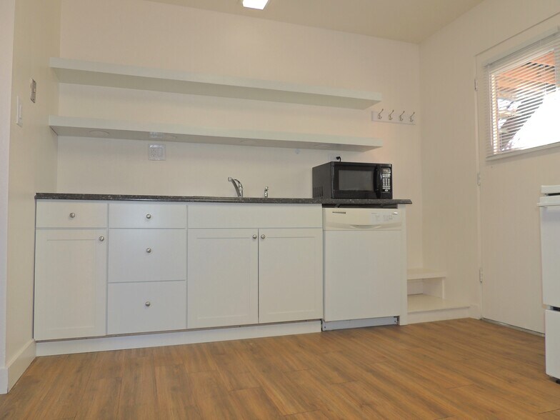 Building Photo - 208 Park Dr