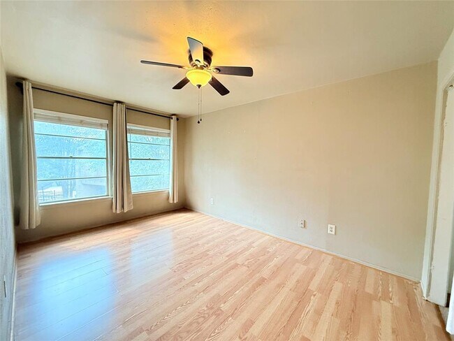 Building Photo - 2124 Burton Dr