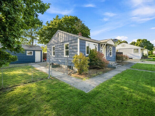 Building Photo - 6011 N Braeburn Dr