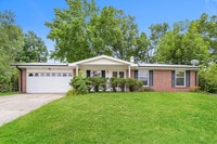 Building Photo - Fantastic 3bd/3ba home! Coming soon!