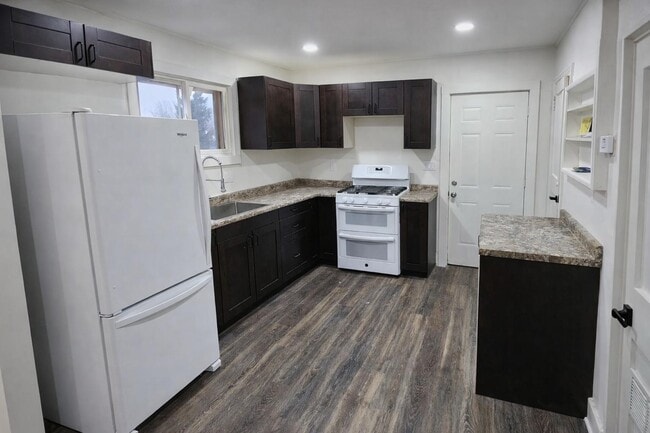 Building Photo - 402 4th St S