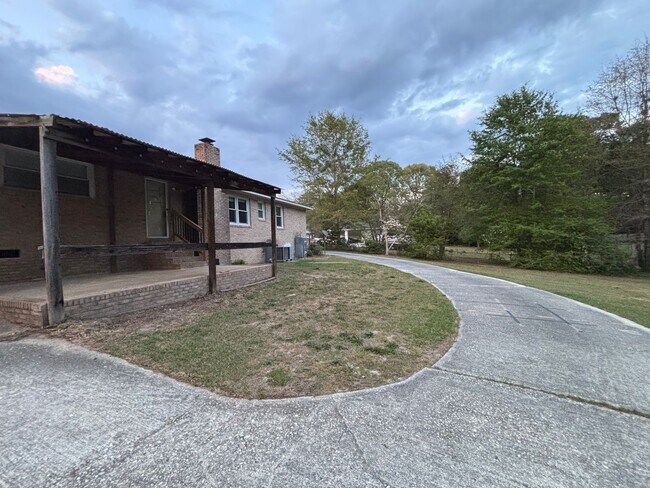 Building Photo - Move-In Ready Ranch in the Heart of Elgin!