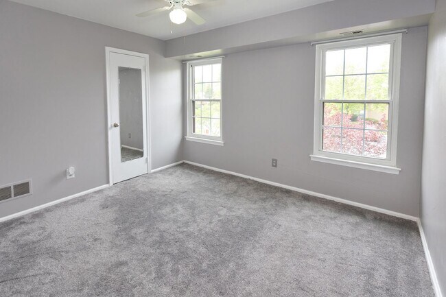 Building Photo - 10-B SUMAC CT