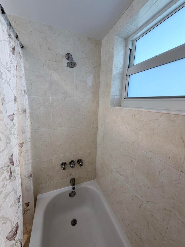 Building Photo - 1000 NE 14th Ave