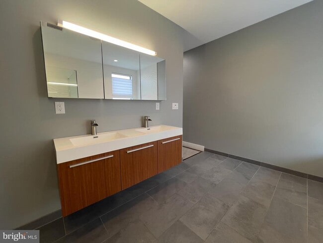 Building Photo - 423 Wallace St